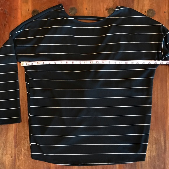 NWOT Super Cute Top- Knotted V Back - Picture 5 of 8